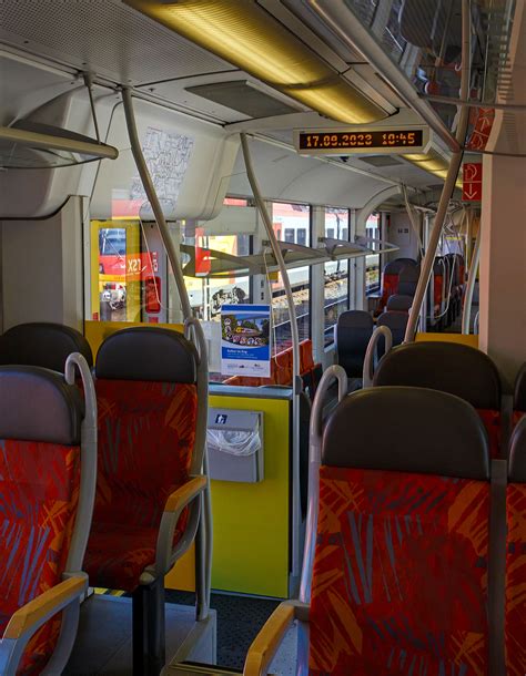 Innenraum von einem klimatisierten 2. Klasse IC2-Doppelstock-Steuerwagen mit Mehrzweckabteil ...