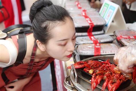 第四届小龙虾节开幕 吃好喝好玩好嗨翻天_大渝网_腾讯网