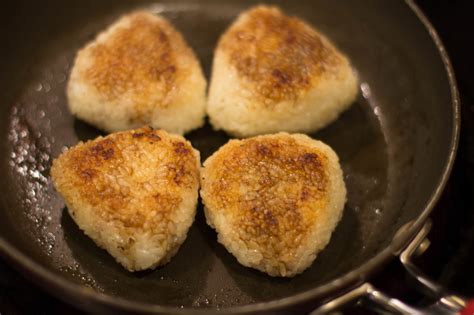 Yaki Onigiri Recipe (Pan-Fried Rice Balls with Soy Sauce and Butter ...