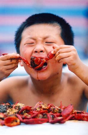 孩子们强烈要求做小龙虾，做了整整四斤小龙虾，孩子吃得很开心【丽丽520YY】 - YouTube
