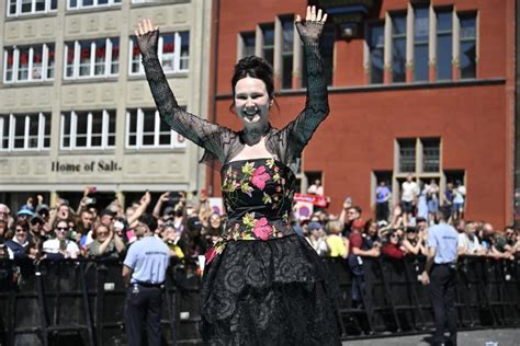 Melody impacta en el desfile de Eurovisión 2025 mientras la policía ...