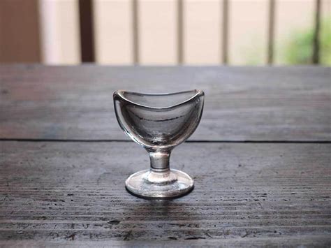 小さなガラスのコップ 洗眼器 グラス 1930年代 目洗いグラス アイウォッシュ アンティーク ヴィンテージ /J866 | Glicinia ...