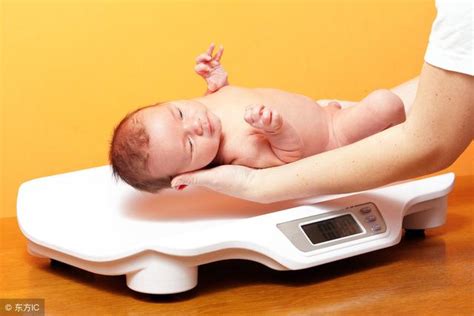 新生儿满月长1.6斤正常吗？9位妈妈说经验，符合这些表现就正常 - 每日头条