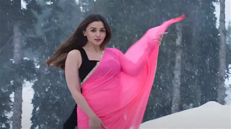 Alia Bhatt on wearing chiffon sarees in cold weather for Tum Kya Mile ...