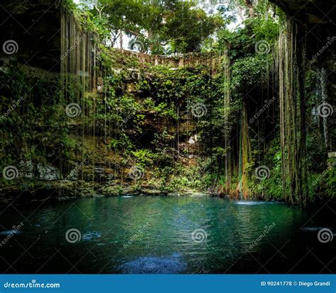 Cenote Ik Kil Wallpaper