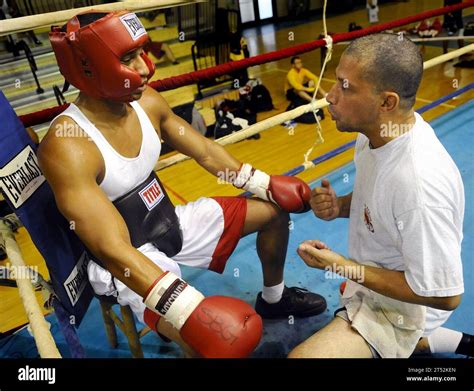 0810125345W-033 VIRGINIA BEACH, Va. (12. Oktober 2008) Dave Cruz, Right ...
