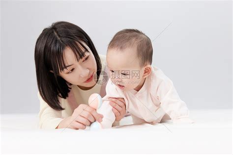 月嫂与新生婴儿宝宝玩耍高清图片下载-正版图片501725330-摄图网