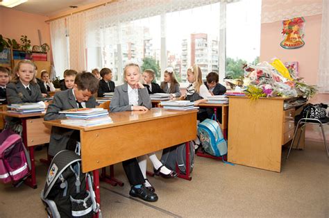 小学生在小学上课女孩看着老师俄罗斯的教育高清图片下载-正版图片503366730-摄图网