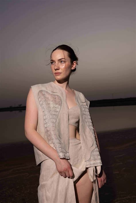 CRYSTAL CRESCENT SLEEVELESS - POWDER GREY