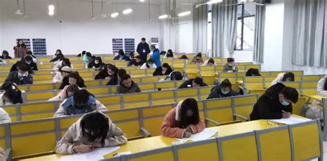 2020年全国高考 考生结束考试走出考场