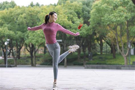 踢毽子的女性高清图片下载-正版图片501707469-摄图网