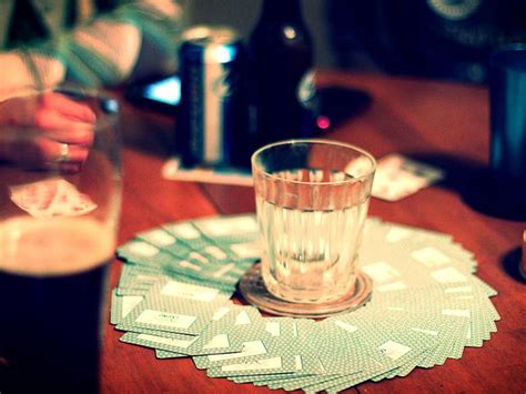 酒桌上有哪些与喝酒相关的有趣的小游戏？ - 知乎