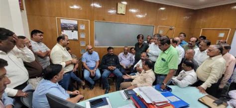 Newsband - Factory workers stage protest march to MIDC office in Dombivli