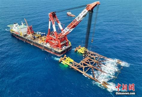 中海油深圳“恩平20-4”万吨级导管架下水-中国侨网