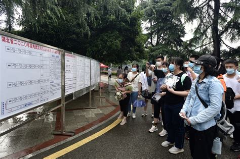 武汉：高考考生提前看考场 - 中国日报网