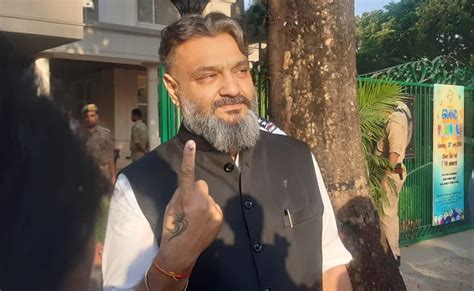 वोटरों का जज्बा: नोएडा के सिद्धार्थ ओबेरॉय ने डाला पहला वोट, 95 साल के ...