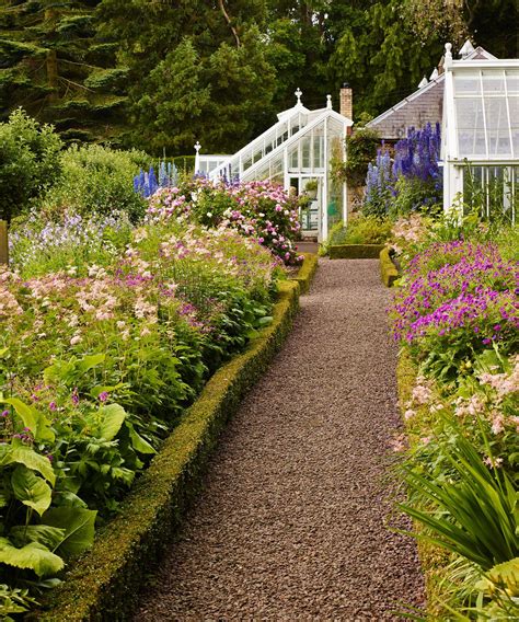 Garden edging ideas: Create neat, tidy and decorative borders | Homes ...