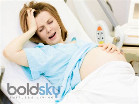 Reasons Behind Leaking Fluid During Pregnancy - Boldsky.com