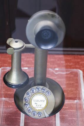 三百部古董电话机讲述世界电话百年史 - 每日头条