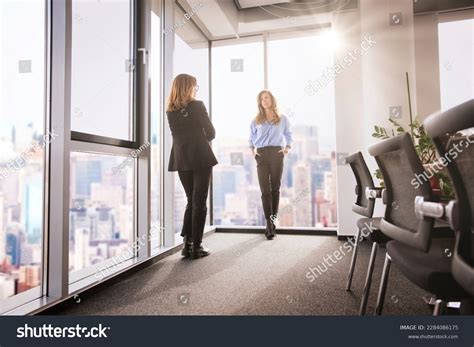 Business People Standing 的图像结果