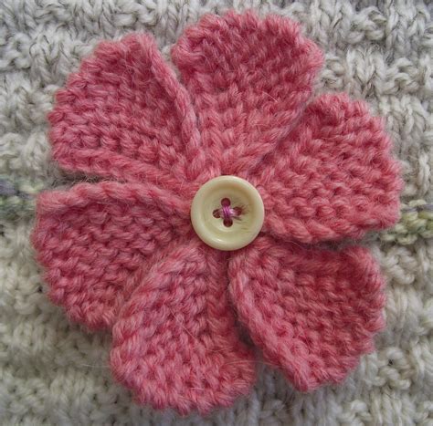 How to Knit a Basic Flower 的图像结果