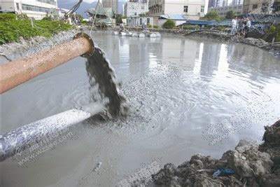 平阳鳌江现“泥浆河” 污染源是建筑工地的泥浆池_社会_温州网