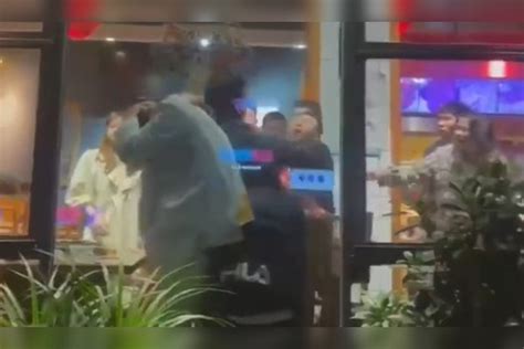 男子吃饭不愿扫码 在餐馆内殴打3名女性_凤凰网视频_凤凰网