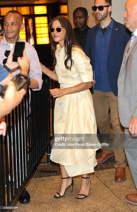 The best Rashida Jones feet pictures 🤩