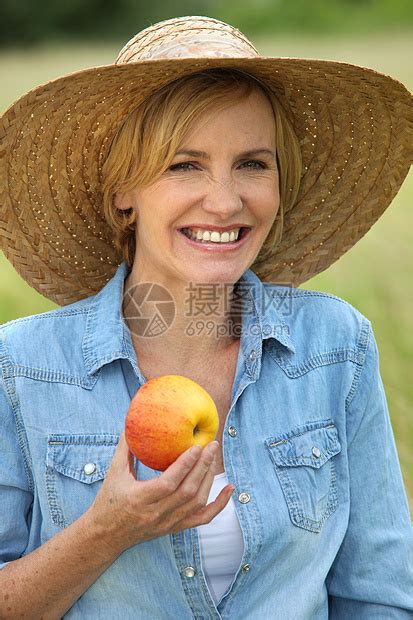 女人带着苹果微笑高清图片下载-正版图片321257006-摄图网