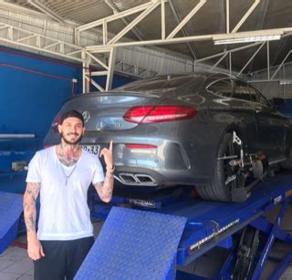 La afición a los deportivos de Mauricio Pinilla - La Tercera