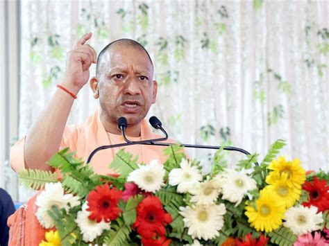 गोरखपुर से CM योगी का सीधा वार,बोले- 'परिवार तक सिमटी ताकतें' कराती थीं ...