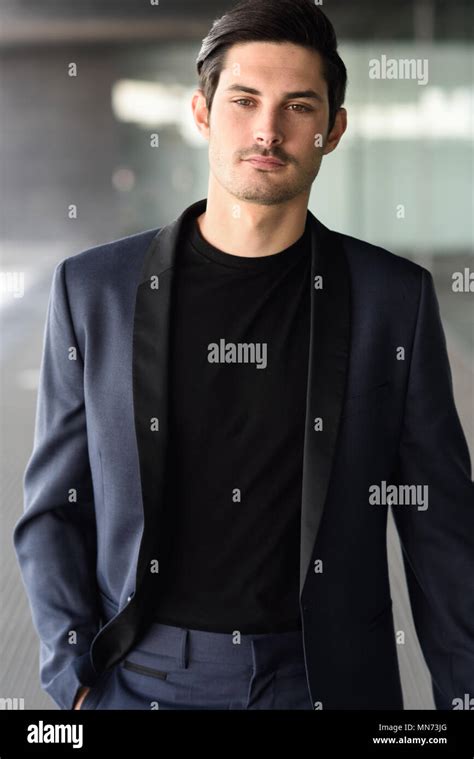 Attractive Businessman 的图像结果