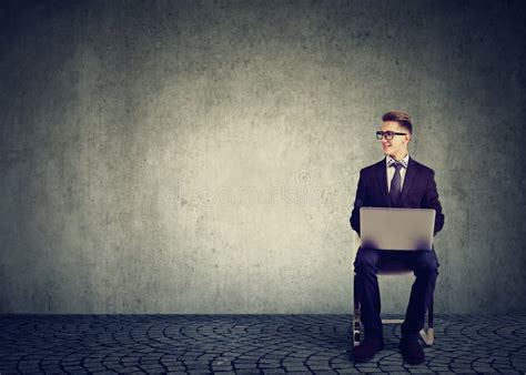 Business People On Right Side of Picture On Computer 的图像结果