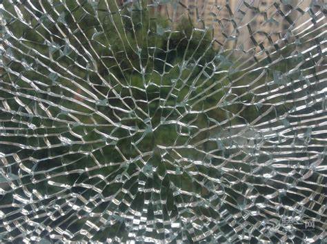 阳台窗户玻璃突然爆裂原因