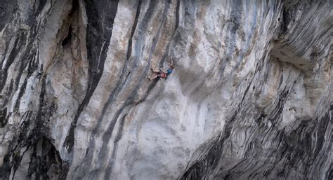 Regardez Seb Bouin dans Wolf Kingdom (5.15c) - EscaladeQuebec.com