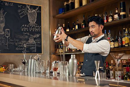酒吧调酒师使用雪克杯调酒高清图片下载-正版图片501793882-摄图网