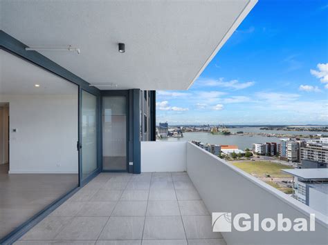 World-Class Building Top View 的图像结果