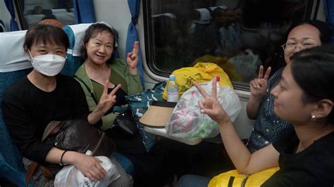 抢运物资 守护回家——Z180次、K396次列车滞留旅客安全转运背后的故事-新华网