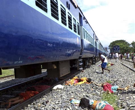 印度火车撞死37人司机被打生命垂危_新浪新闻