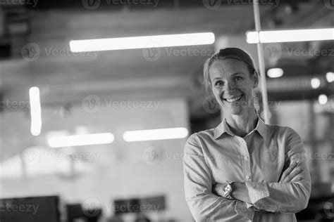 Business Women Casual Portrait 的图像结果