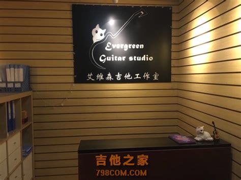藏在民居里的手工吉他工作室：乐手变琴师，他做一把吉他要200多道工序_李洋