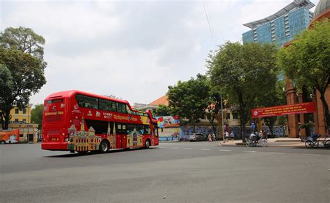 TPHCM rực rỡ cờ hoa chào mừng lễ 30/4 và 1/5