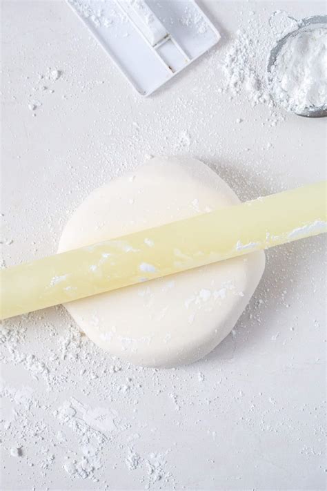 Marshmallow Fondant Recipe (Easy, Soft, & Stretchy)