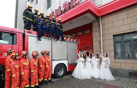 这场迟到了两年的特殊婚礼，来了700名消防员当伴郎