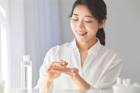 Dermatologist-Approved Beginner's Guide On How To Use Retinol