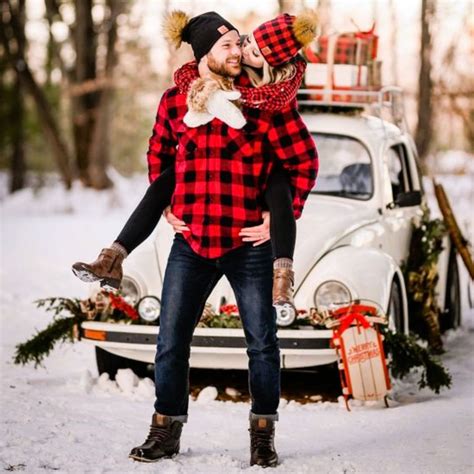 17 Cute Christmas Couple Pictures & Photoshoot Ideas!