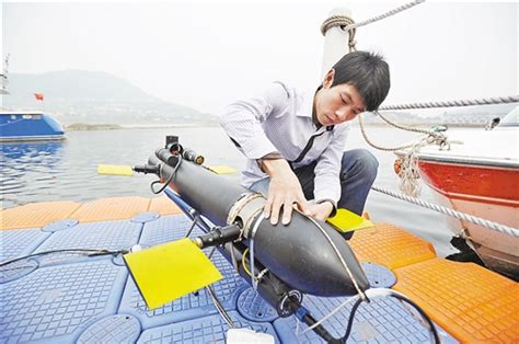 【重庆日报】多鳍式水下仿真机器人成功完成首次下水试验----中国科学院