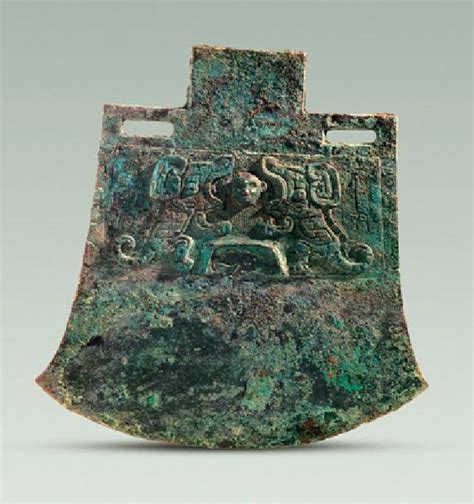 钺：一种古代兵器，像斧而较大，象征权力和威严_商代饕