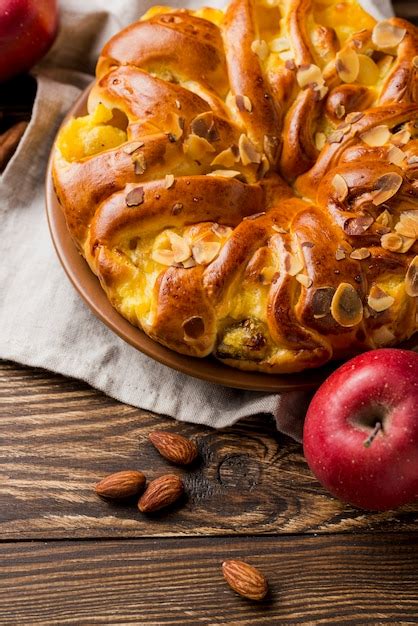 Delicious fresh apple pie and almond seeds | Free Photo