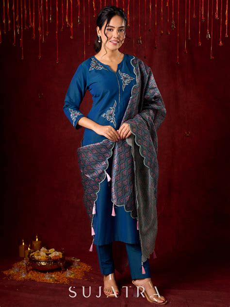 Elegant printed dupatta enhanced with delicate scalloped border. – Sujatra